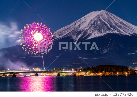 《山梨県》富士山と打上花火・河口湖冬花火 122772420