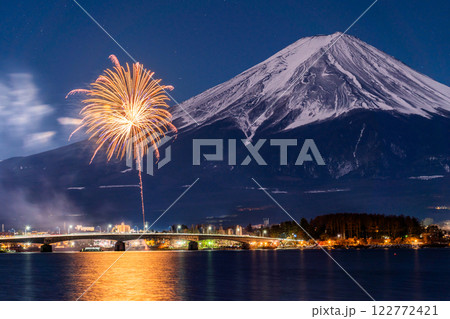 《山梨県》富士山と打上花火・河口湖冬花火 122772421
