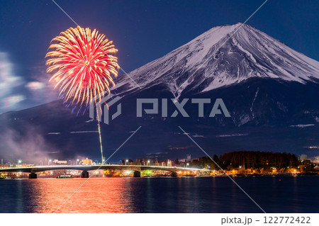 《山梨県》富士山と打上花火・河口湖冬花火 《山梨県》富士山と打上花火・河口湖冬花火 122772422