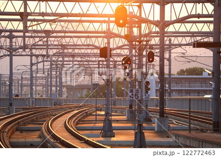 旭川の駅に夕陽が沈む 122772463