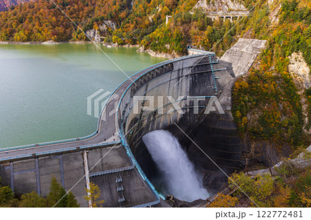 秋の立山黒部アルペンルート 紅葉の黒部ダム(黒部湖) 秋の立山黒部アルペンルート 紅葉の黒部ダム(黒部湖) 122772481