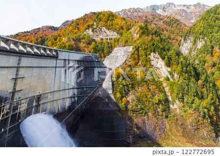 秋の立山黒部アルペンルート　紅葉の黒部ダム（黒部湖） 122772695