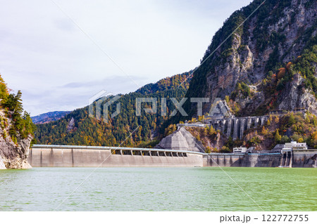 秋の立山黒部アルペンルート 紅葉の黒部ダム(黒部湖) 秋の立山黒部アルペンルート 紅葉の黒部ダム(黒部湖) 122772755