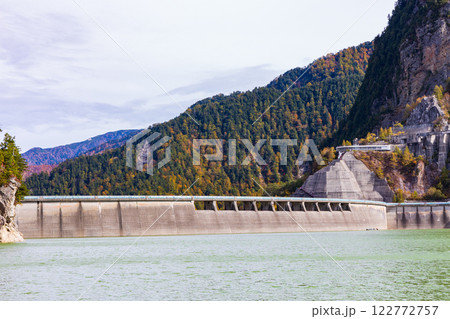秋の立山黒部アルペンルート 紅葉の黒部ダム(黒部湖) 秋の立山黒部アルペンルート 紅葉の黒部ダム(黒部湖) 122772757