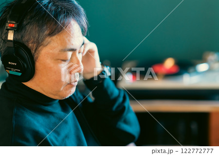 有線ヘッドフォンで音楽を楽しむ中高年の男性 有線ヘッドフォンで音楽を楽しむ中高年の男性 122772777