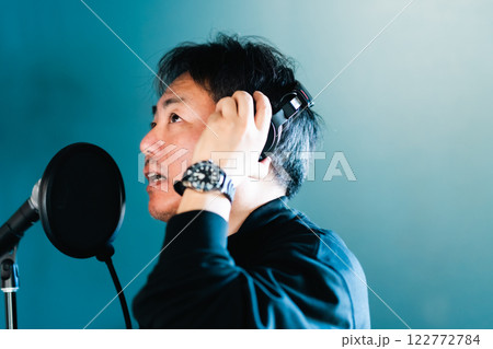 ボーカリストを目指す中高年の男性 122772784