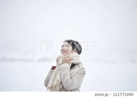 冬の雪国に佇むマフラーを巻いた日本人女性 冬の雪国に佇むマフラーを巻いた日本人女性 122772890