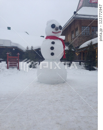 マフラーをした大きな雪だるま マフラーをした大きな雪だるま 122772947