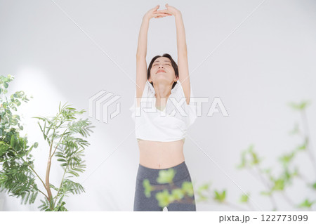 ストレッチをする女性 ストレッチをする女性 122773099