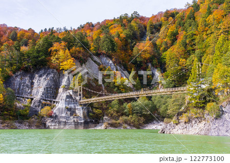 秋の立山黒部アルペンルート 紅葉の黒部ダム(黒部湖) 秋の立山黒部アルペンルート 紅葉の黒部ダム(黒部湖) 122773100