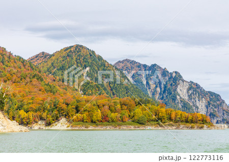 秋の立山黒部アルペンルート 紅葉の黒部ダム(黒部湖) 秋の立山黒部アルペンルート 紅葉の黒部ダム(黒部湖) 122773116