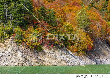 秋の立山黒部アルペンルート 紅葉の黒部ダム(黒部湖) 秋の立山黒部アルペンルート 紅葉の黒部ダム(黒部湖) 122773128