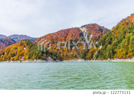 秋の立山黒部アルペンルート 紅葉の黒部ダム(黒部湖) 秋の立山黒部アルペンルート 紅葉の黒部ダム(黒部湖) 122773131