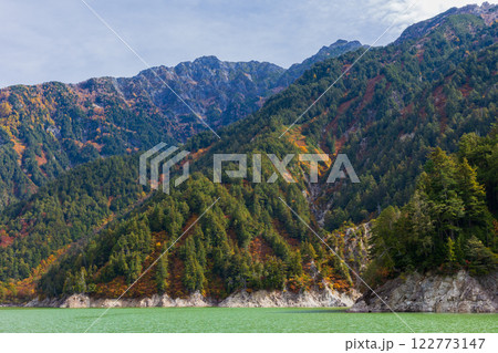 秋の立山黒部アルペンルート 紅葉の黒部ダム(黒部湖) 秋の立山黒部アルペンルート 紅葉の黒部ダム(黒部湖) 122773147