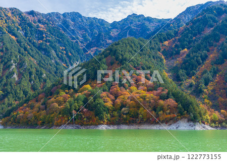 秋の立山黒部アルペンルート 紅葉の黒部ダム(黒部湖) 秋の立山黒部アルペンルート 紅葉の黒部ダム(黒部湖) 122773155