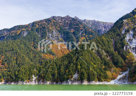 秋の立山黒部アルペンルート 紅葉の黒部ダム(黒部湖) 秋の立山黒部アルペンルート 紅葉の黒部ダム(黒部湖) 122773159