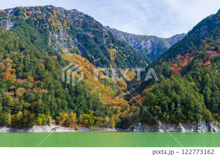 秋の立山黒部アルペンルート 紅葉の黒部ダム(黒部湖) 秋の立山黒部アルペンルート 紅葉の黒部ダム(黒部湖) 122773162