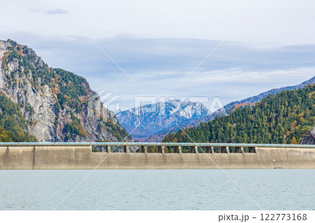 秋の立山黒部アルペンルート 紅葉の黒部ダム(黒部湖) 秋の立山黒部アルペンルート 紅葉の黒部ダム(黒部湖) 122773168