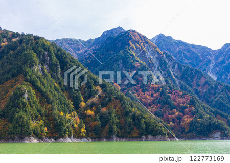 秋の立山黒部アルペンルート 紅葉の黒部ダム(黒部湖) 秋の立山黒部アルペンルート 紅葉の黒部ダム(黒部湖) 122773169