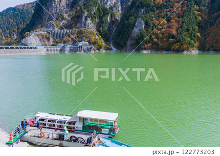 秋の立山黒部アルペンルート　紅葉の黒部ダム（黒部湖） 122773203