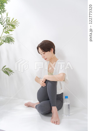 ヨガをする女性 ヨガをする女性 122773320
