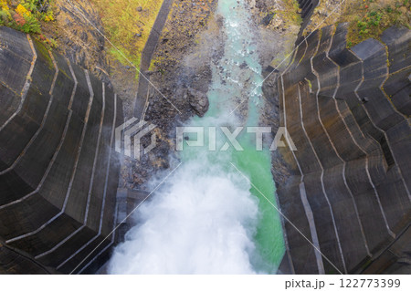 秋の立山黒部アルペンルート　紅葉の黒部ダム（黒部湖） 122773399