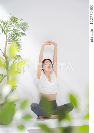 ストレッチをする女性 ストレッチをする女性 122773406