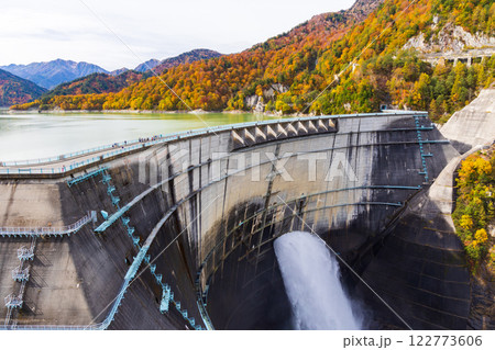 秋の立山黒部アルペンルート 紅葉の黒部ダム(黒部湖) 秋の立山黒部アルペンルート 紅葉の黒部ダム(黒部湖) 122773606