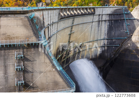 秋の立山黒部アルペンルート 紅葉の黒部ダム(黒部湖) 秋の立山黒部アルペンルート 紅葉の黒部ダム(黒部湖) 122773608