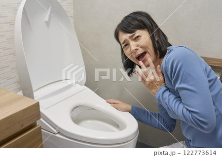 トイレで困る女性 トイレで困る女性 122773614
