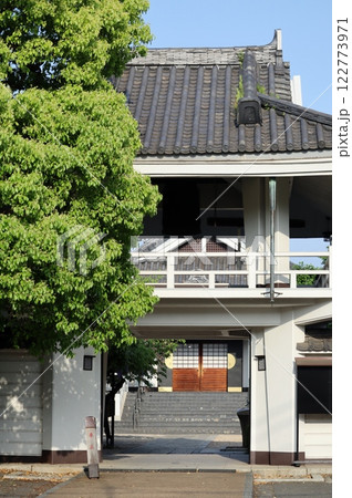 新緑に映える厳正寺は、「水止舞」で有名である 新緑に映える厳正寺は、「水止舞」で有名である 122773971