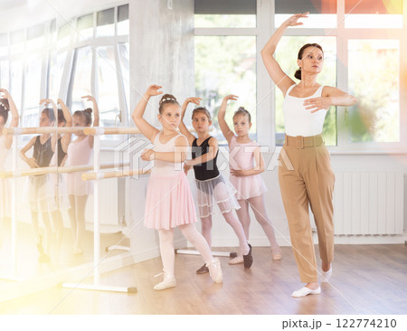Female teacher shows choreography to group of girls 122774210
