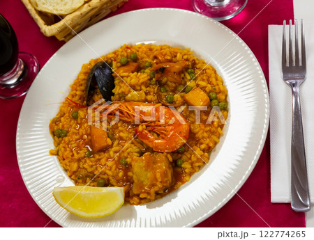 Spainsh dish seafood paella with rice, shrimps and mussels Spainsh dish seafood paella with rice, shrimps and mussels 122774265