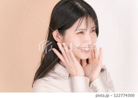 シャツを着た20代女性のポートレート シャツを着た20代女性のポートレート 122774300