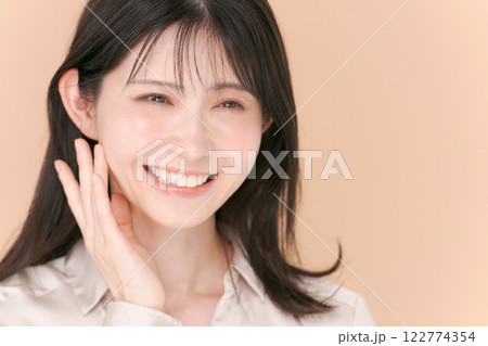 シャツを着た20代女性のポートレート シャツを着た20代女性のポートレート 122774354