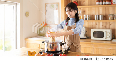 キッチンで料理をする女性（パスタを茹でる） 122774685