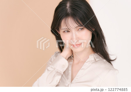 シャツを着た20代女性のポートレート シャツを着た20代女性のポートレート 122774885