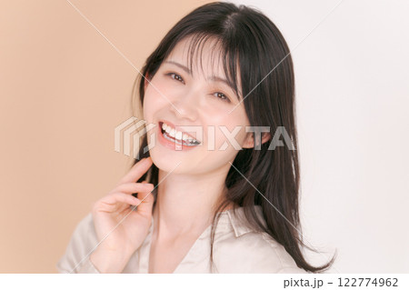 シャツを着た20代女性のポートレート 122774962