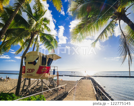 ハワイ　ワイキキビーチのサンセット 122775145