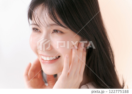 シャツを着た20代女性のポートレート 122775188