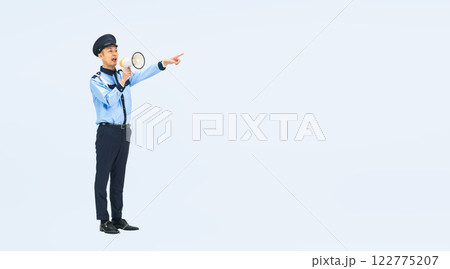 拡声器で呼びかける警備員の全身写真 拡声器で呼びかける警備員の全身写真 122775207