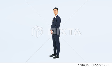 接客するミドル男性ビジネスパーソンの全身写真 122775229