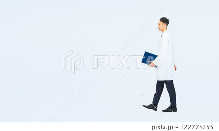 歩く白衣を着たミドル男性の全身写真 医師 科学者 研究者 歩く白衣を着たミドル男性の全身写真 医師 科学者 研究者 122775255