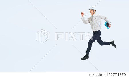 ジャンプする作業服を着たミドル男性の全身写真 ジャンプする作業服を着たミドル男性の全身写真 122775270