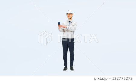 スマホを使う作業服を着たミドル男性の全身写真 122775272