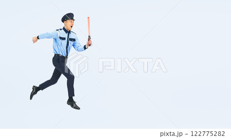 ジャンプするミドル男性警備員の全身写真 122775282
