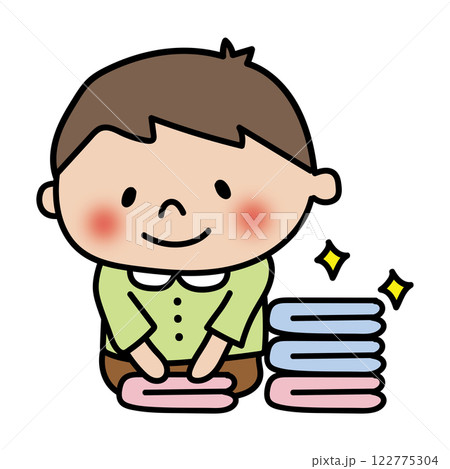 洗濯物をたたむお手伝いをする子供（男の子） 122775304