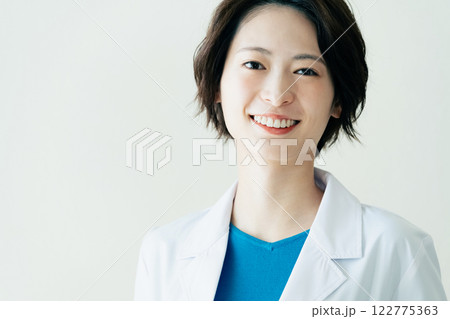 白衣を着た女性 白衣を着た女性 122775363