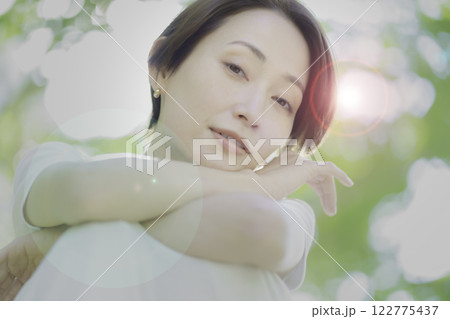 新緑の中のミドルエイジの女性のビューティーポートレート 122775437