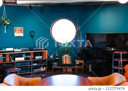 ピアノやレコードプレーヤーがある落ち着いたカフェ ピアノやレコードプレーヤーがある落ち着いたカフェ 122775474